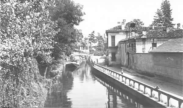 Via Bertelli. Barcone in prossimita del Ponte vecchio
